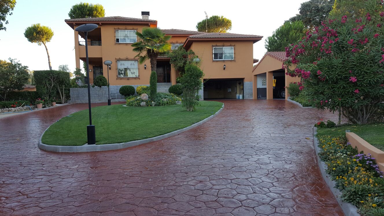 entrada exterior de jardin y garaje