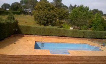 vista completa de exterior con piscina jardin y acabados