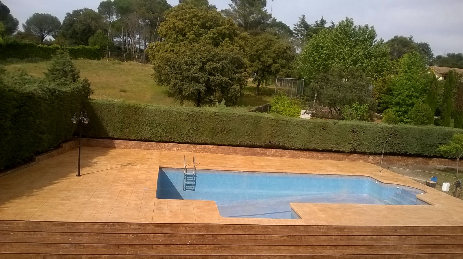 vista completa de exterior con piscina jardin y acabados